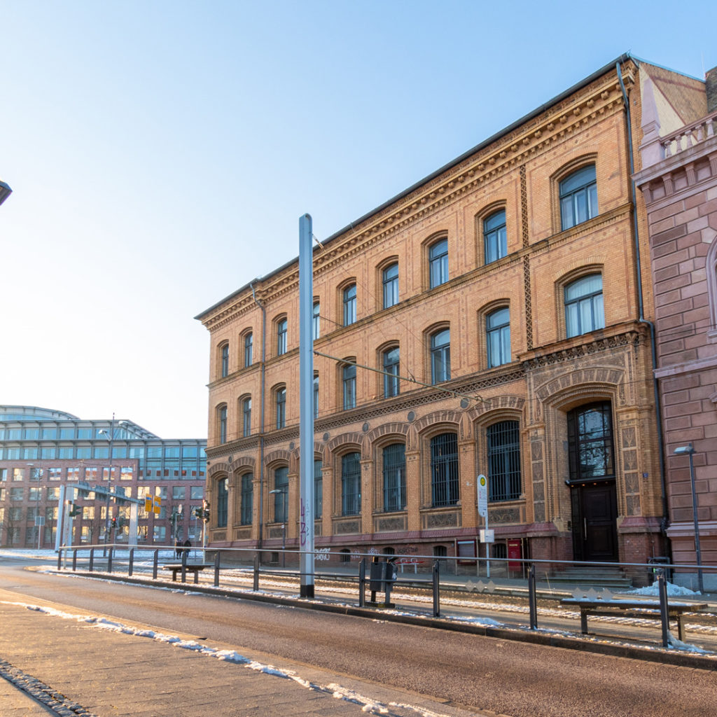 Der repräsentative neugotische Bau war der hallesche Sitz der 1876 gegründeten Reichsbank, der Zentralnotenbank des Deutschen Reiches.
