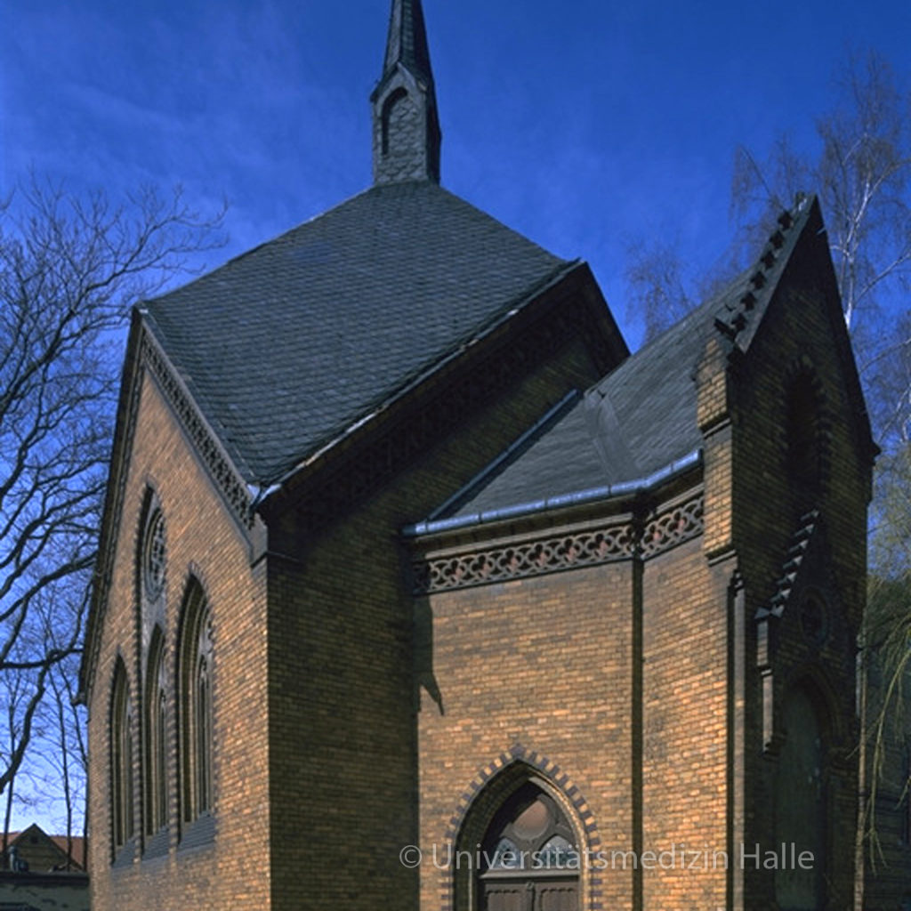 Im Gegensatz zu den Funktionsbauten der Klinik im Neorenaissance-Stil wurde die Kapelle aber im neogotischen Stil geplant